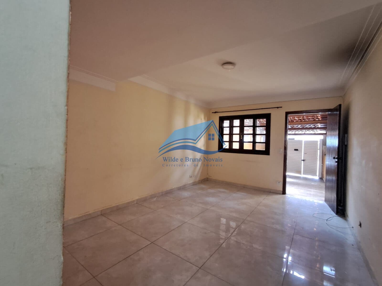 Sobrado no JD. América - 2 dorms. - Amplo quintal