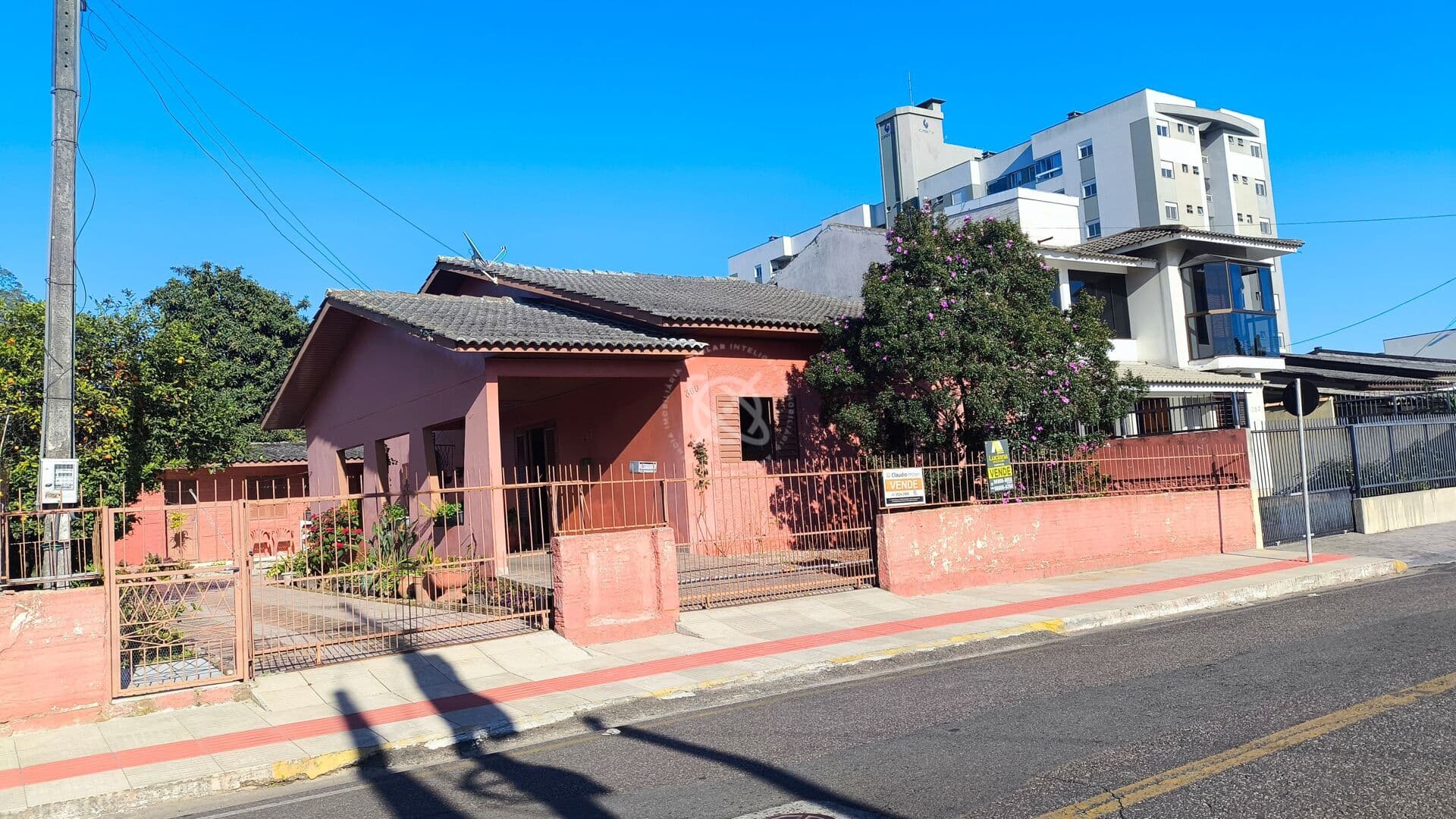 Casa com edícula no bairro Coloninha