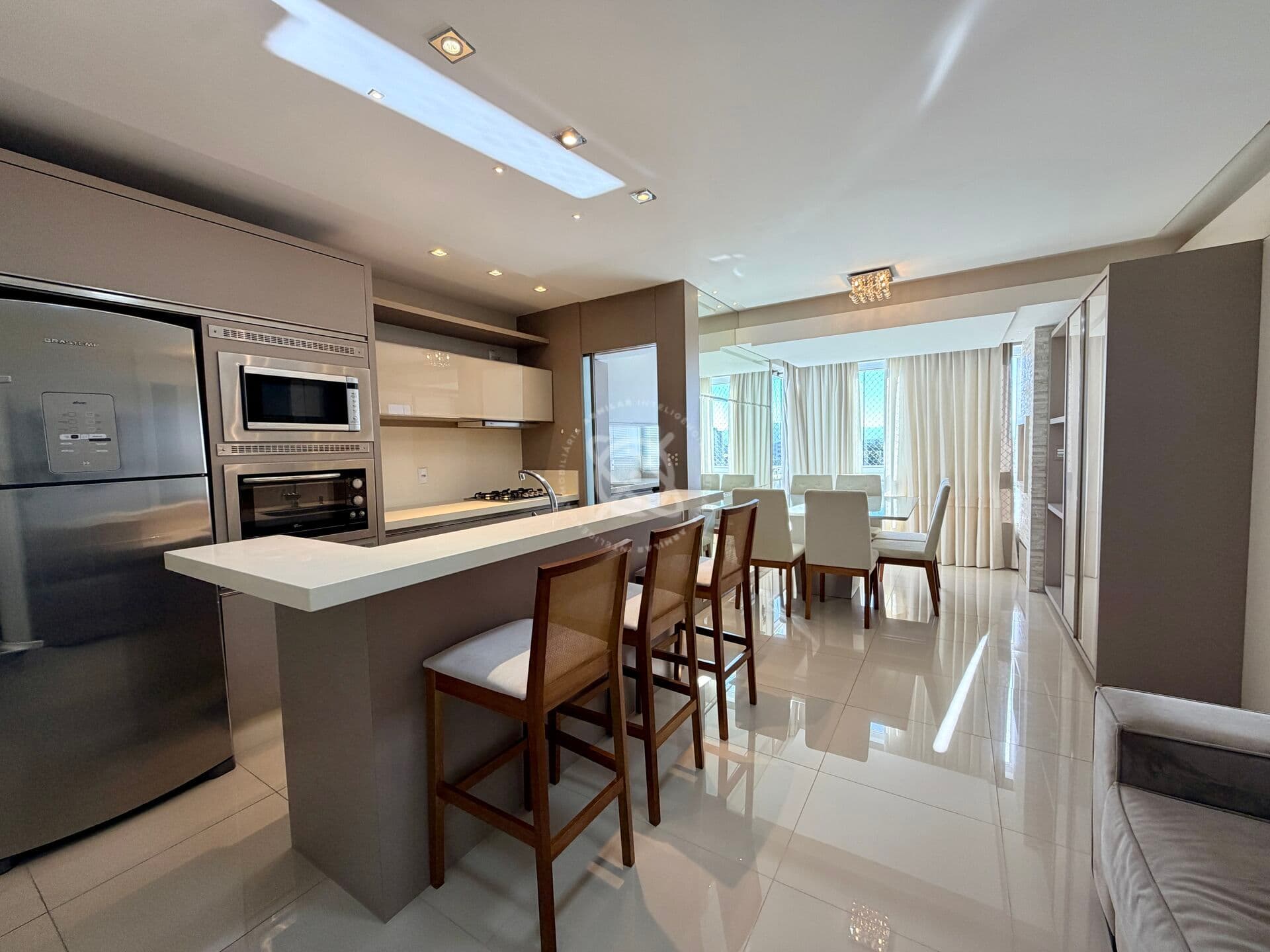 Apartamento 100% mobiliado e equipado no bairro Coloninha