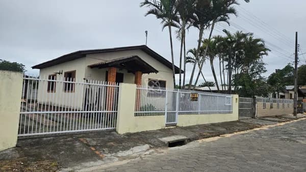 Casa de alvenaria no bairro Coloninha