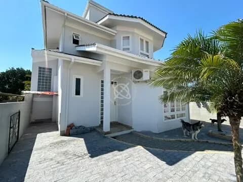 Casa com piscina e área gourmet no Jardim das Avenidas
