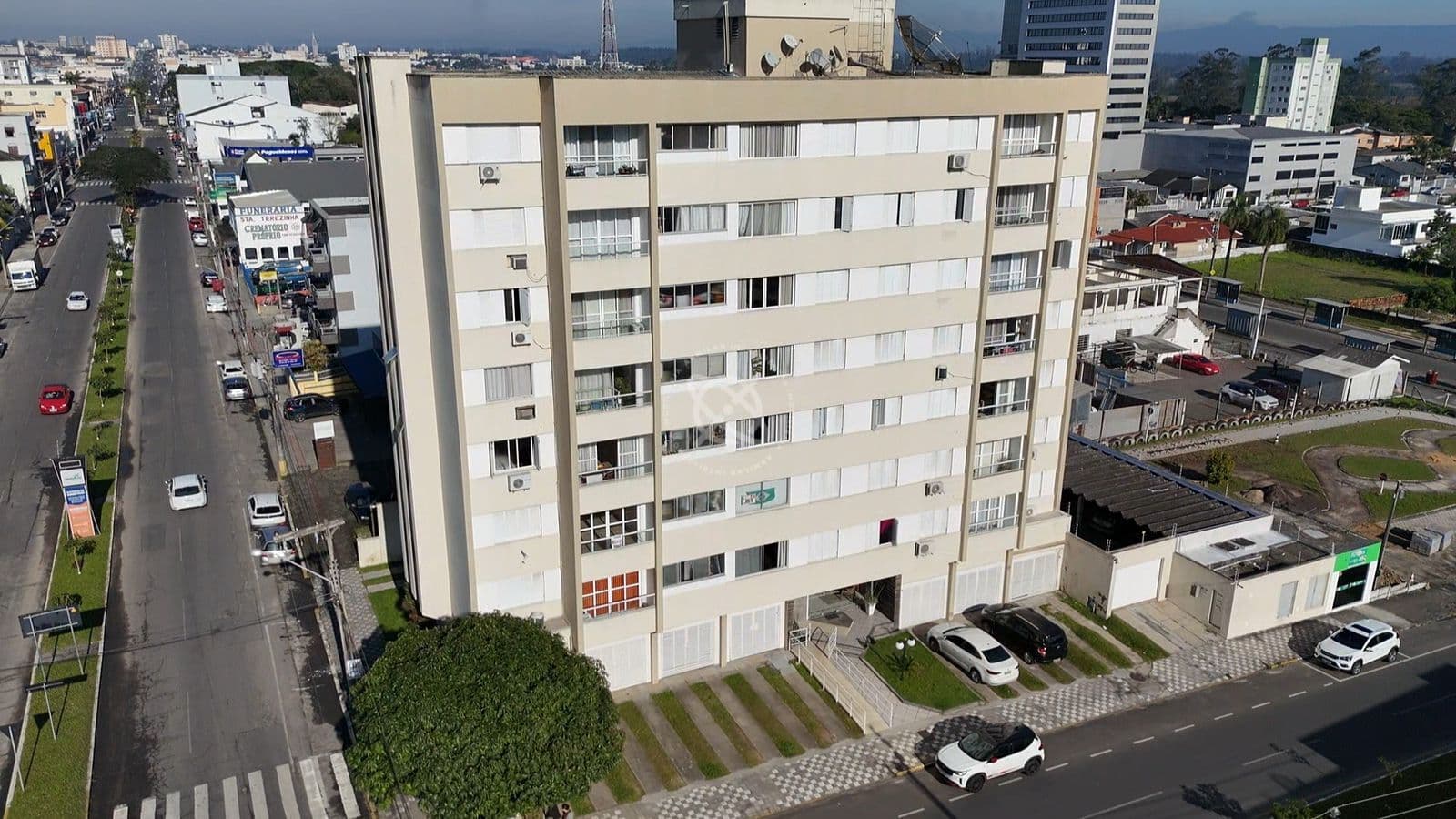 APARTAMENTO AMPLO À VENDA NO CENTRO DE ARARANGUÁ COM 3 QUARTOS (1SUÍTE)
