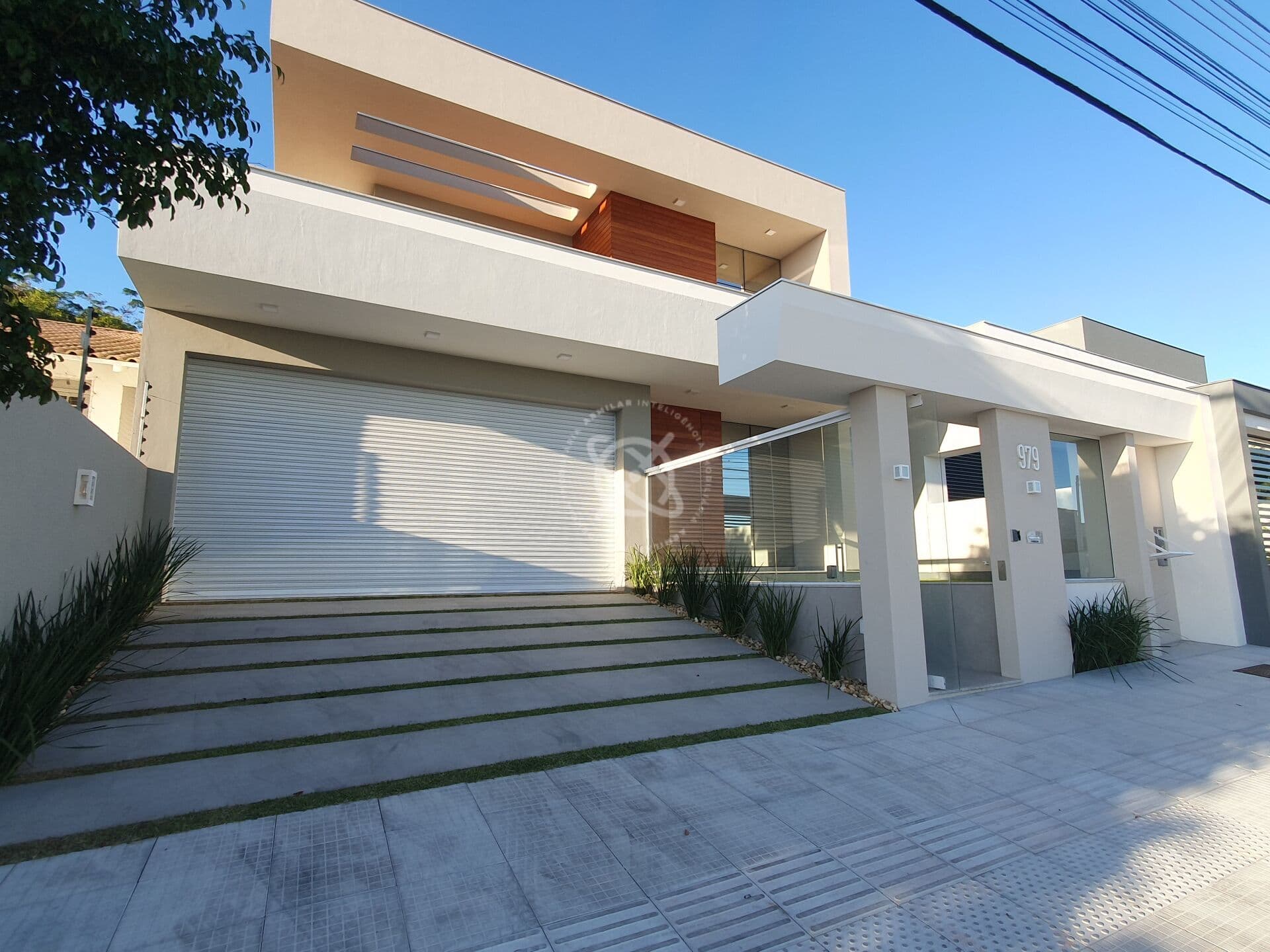 CASA ALTO PADRÃO MOBILIADA