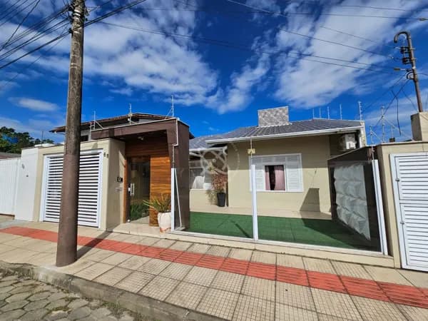 Casa semimobiliada com suíte master e edícula - Coloninha