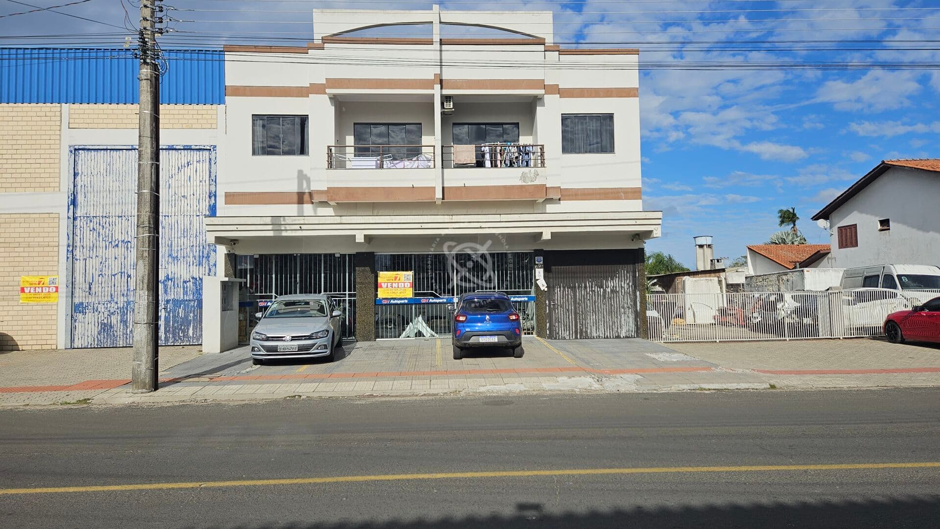 Prédio Comercial com 3 apartamentos no 2º pavimento