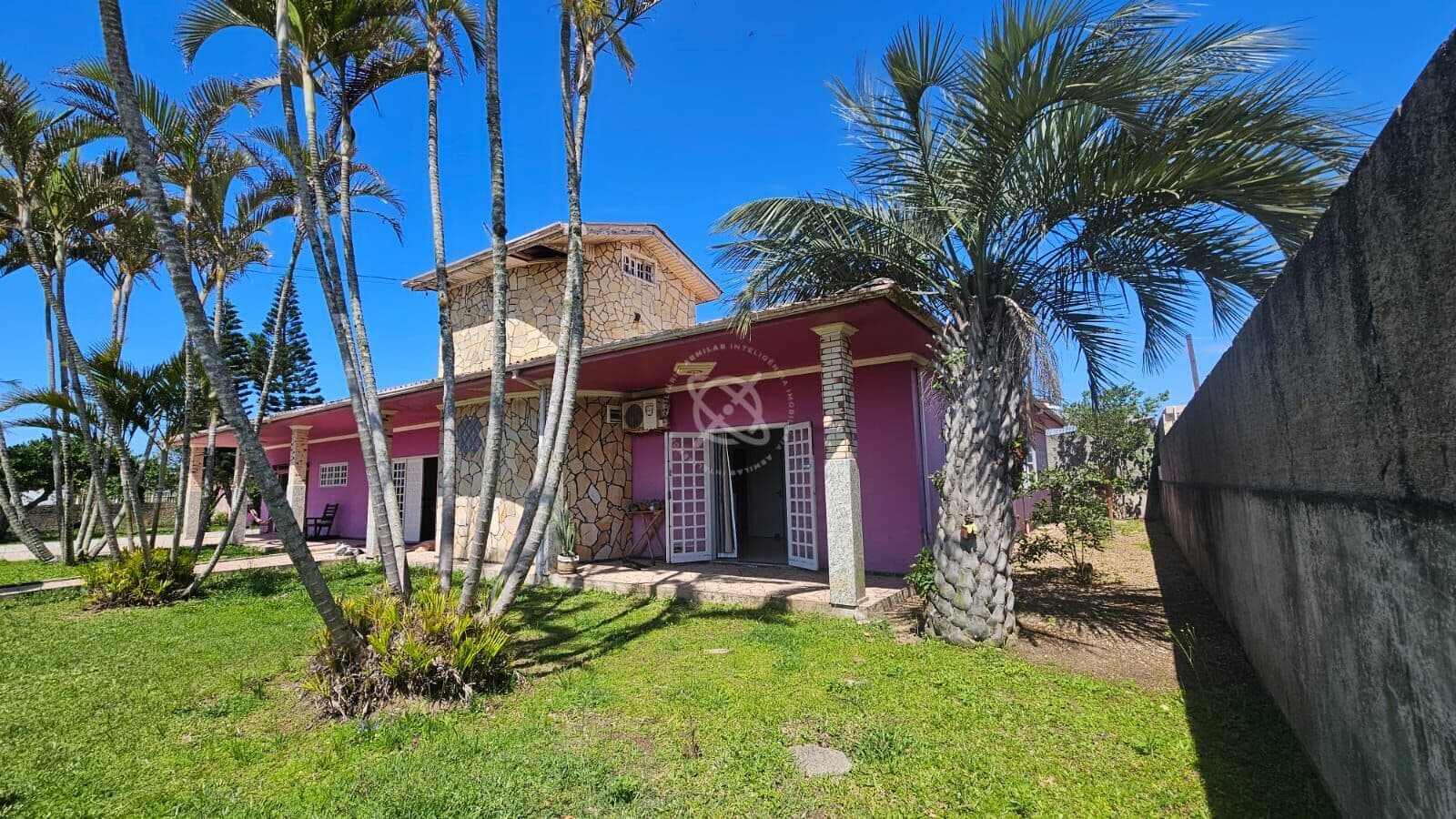 Propriedade com 4 terrenos com 1.200 de área total.