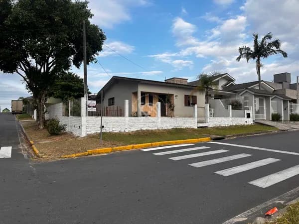 Casa de esquina com edícula
