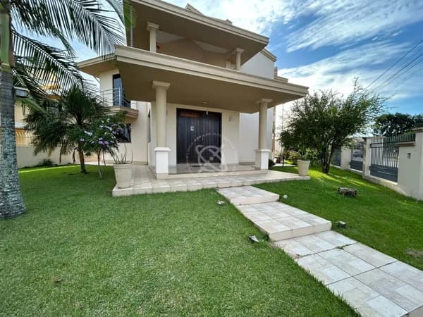 Casa de alto padrão no bairro Vila São José com edícula