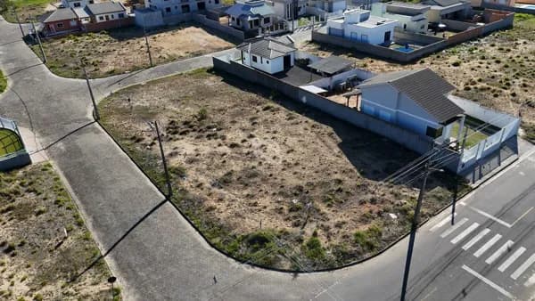 Terreno de esquina no Jardim Flamboyant