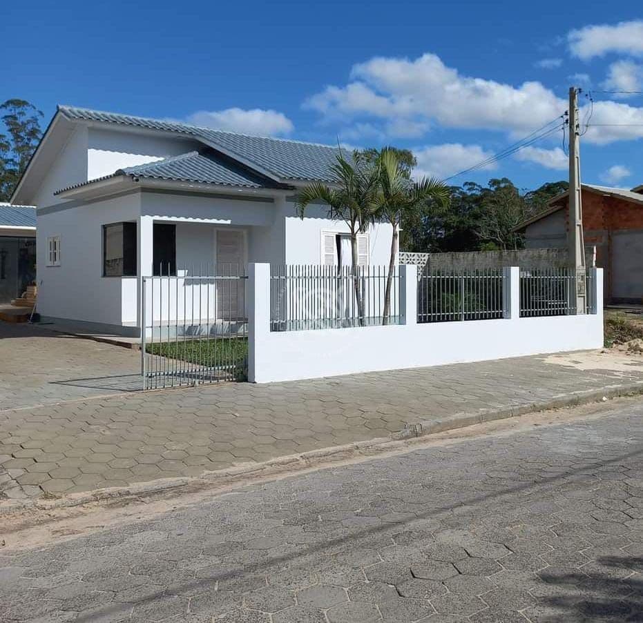Casa com piscina e edícula