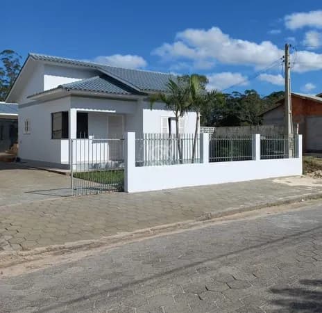 Casa com piscina e edícula