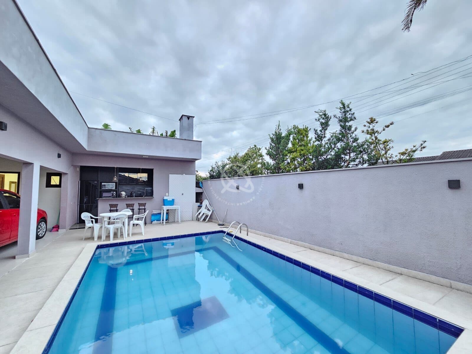 Casa com Piscina no Morro dos Conventos!