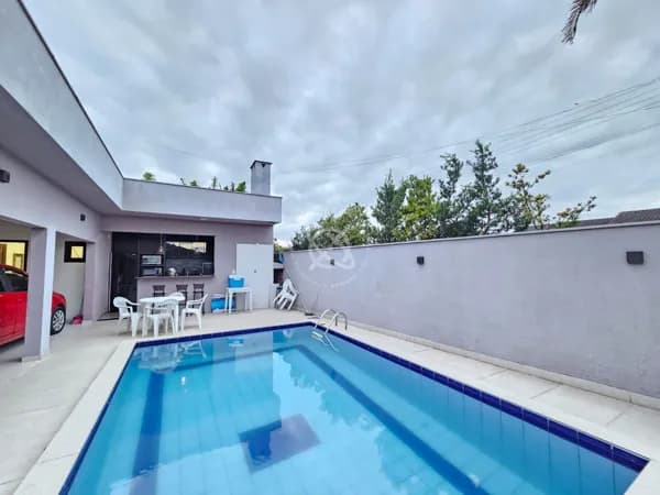 Casa com Piscina no Morro dos Conventos!