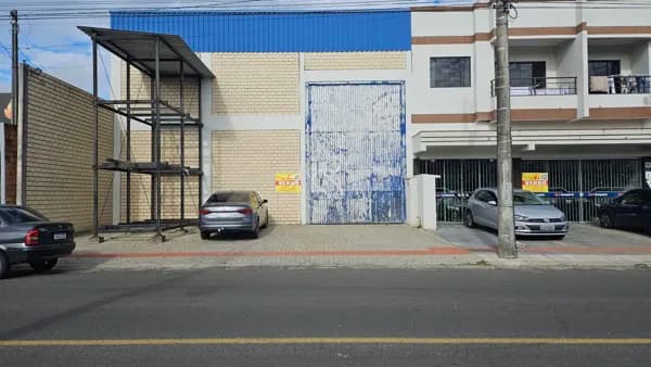 Pavilhão com 2 mezaninos no Mato Alto
