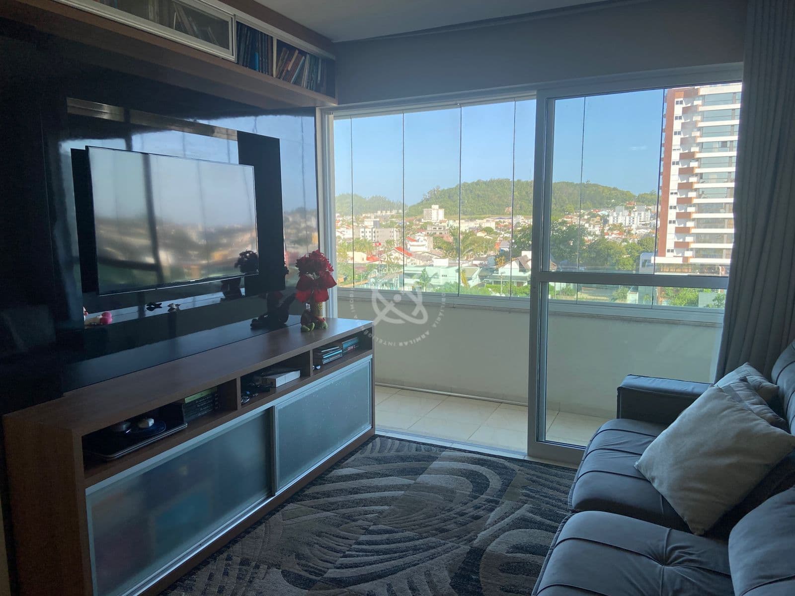 Apartamento semimobiliado no Centro