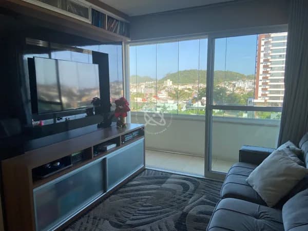 Apartamento semimobiliado no Centro