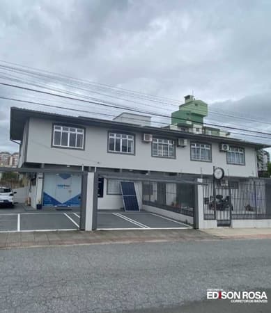 Prédio Residencial e Comercial á venda no bairro Estreito com 230m², próximo ao Estádio Orlando Scarpelli.