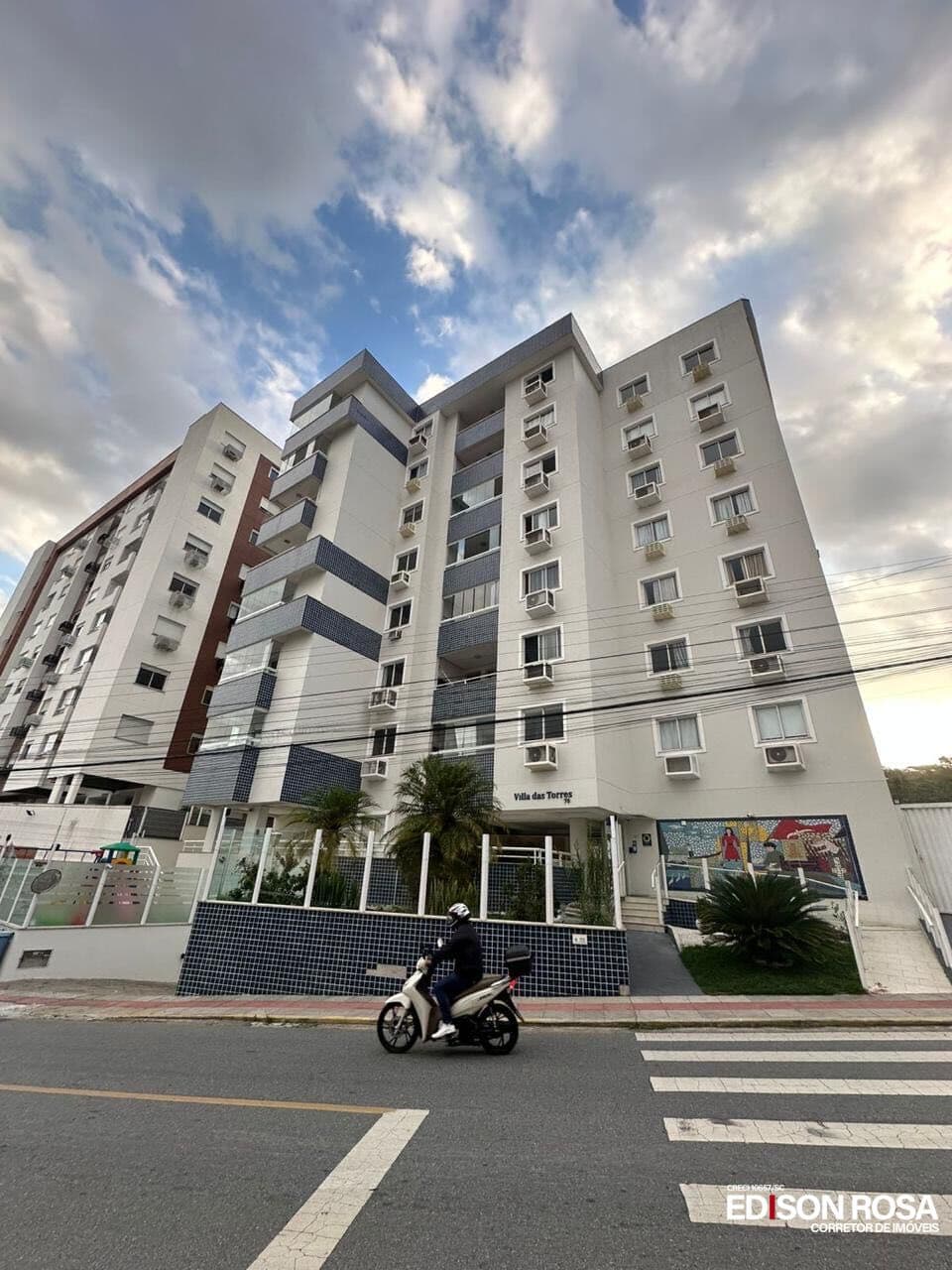 Apartamento 3 quartos sendo 1 suíte Semi Mobiliado com 2 vagas mais hobby box e Sacada com Churrasqueira – São José SC Próximo à BR-101.