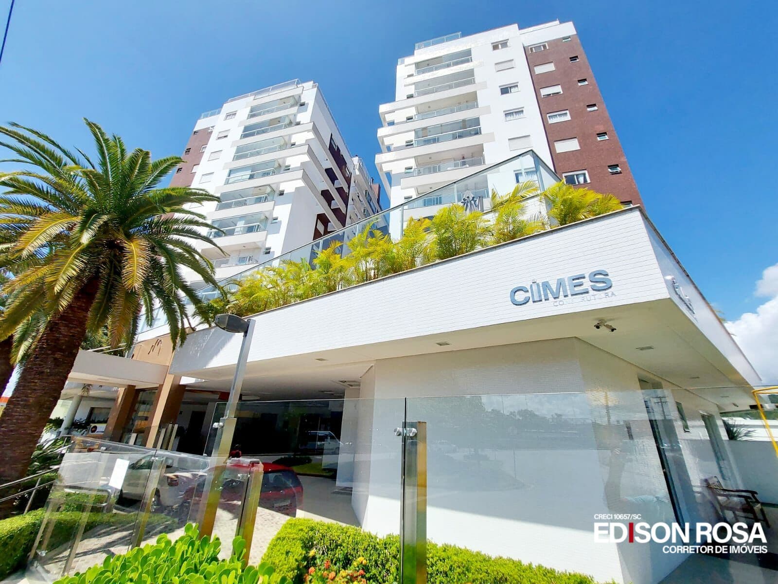 Apartamento à venda em São José SC - Semi Mobiliado com 2 quartos sendo 1 suite, área de lazer completa.
