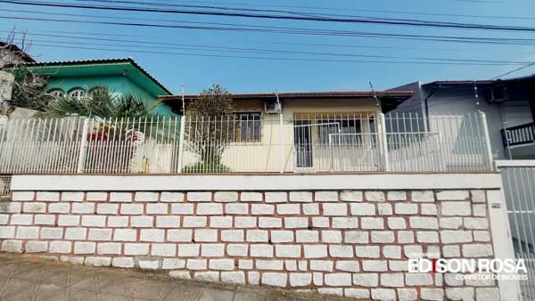Casa Padrão à venda em São José, Capoeiras - Ótima casa ampla com amplo terreno, desocupada!