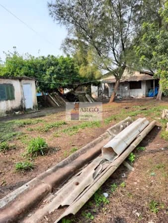 ``Otimo Terreno com casa de madeira 200mts do mar