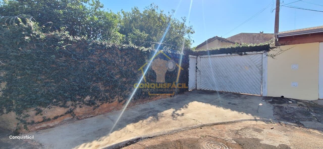 Casa com 3 quartos e quintal grande no Bosque da Saúde