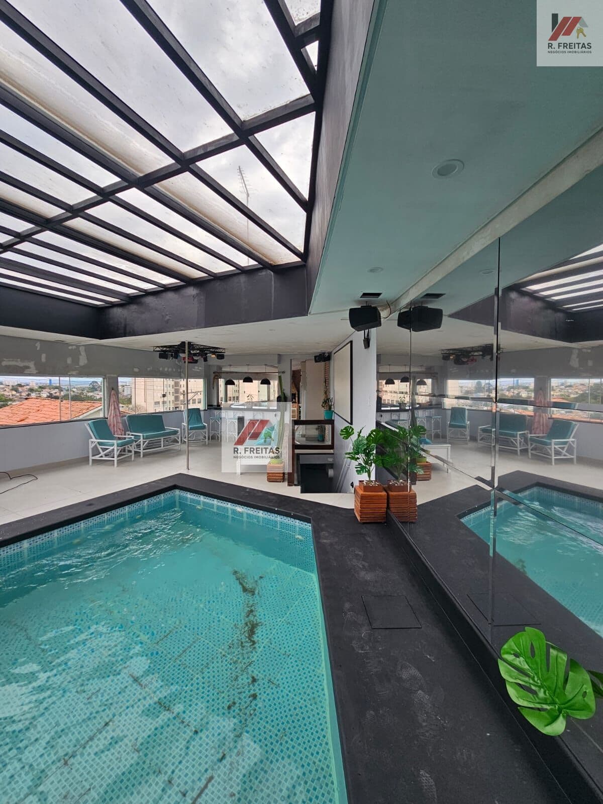Prédio/Edifício Inteiro em São Paulo - Vila Marari