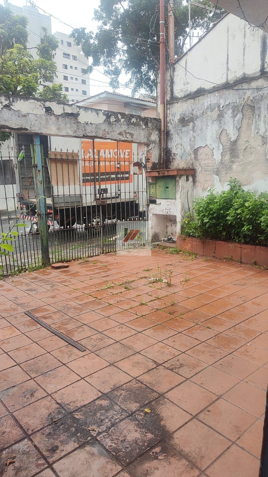 Terreno com casa antiga no quintal