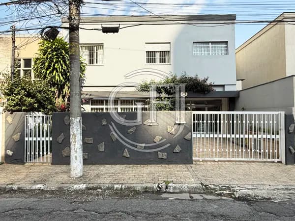Casa em rua sem saída com 4 dormitórios à 600 metros do Parque da Aclimação.