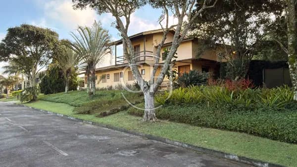Casa em Condomínio 5 suítes - 6 vagas - piscina - campo futebol - churrasqueira