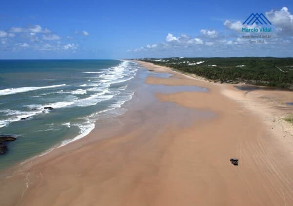 Extensa área de praia na linha verde entre Praia do Forte e Subaúma Ba