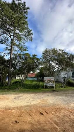 Terreno em condomínio fechado com acesso exclusivo à Lagoa.