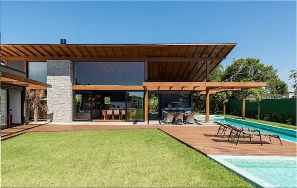 Casa Alto Padrão localizada em condomínio fechado com acesso exclusivo à Lagoa de Ibiraquera, Imbituba/SC