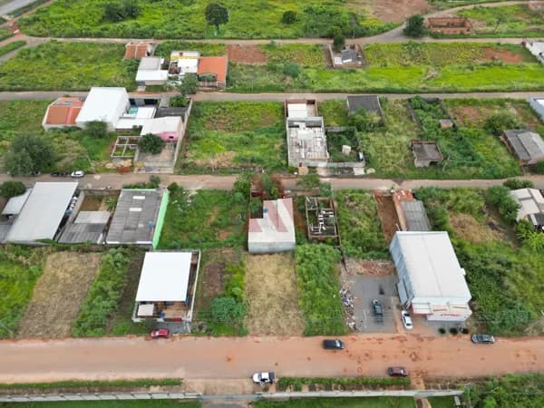Lote a Venda na Avenida Clarisse Maria Monteiro com 240m² já com poço e muro de arrimo