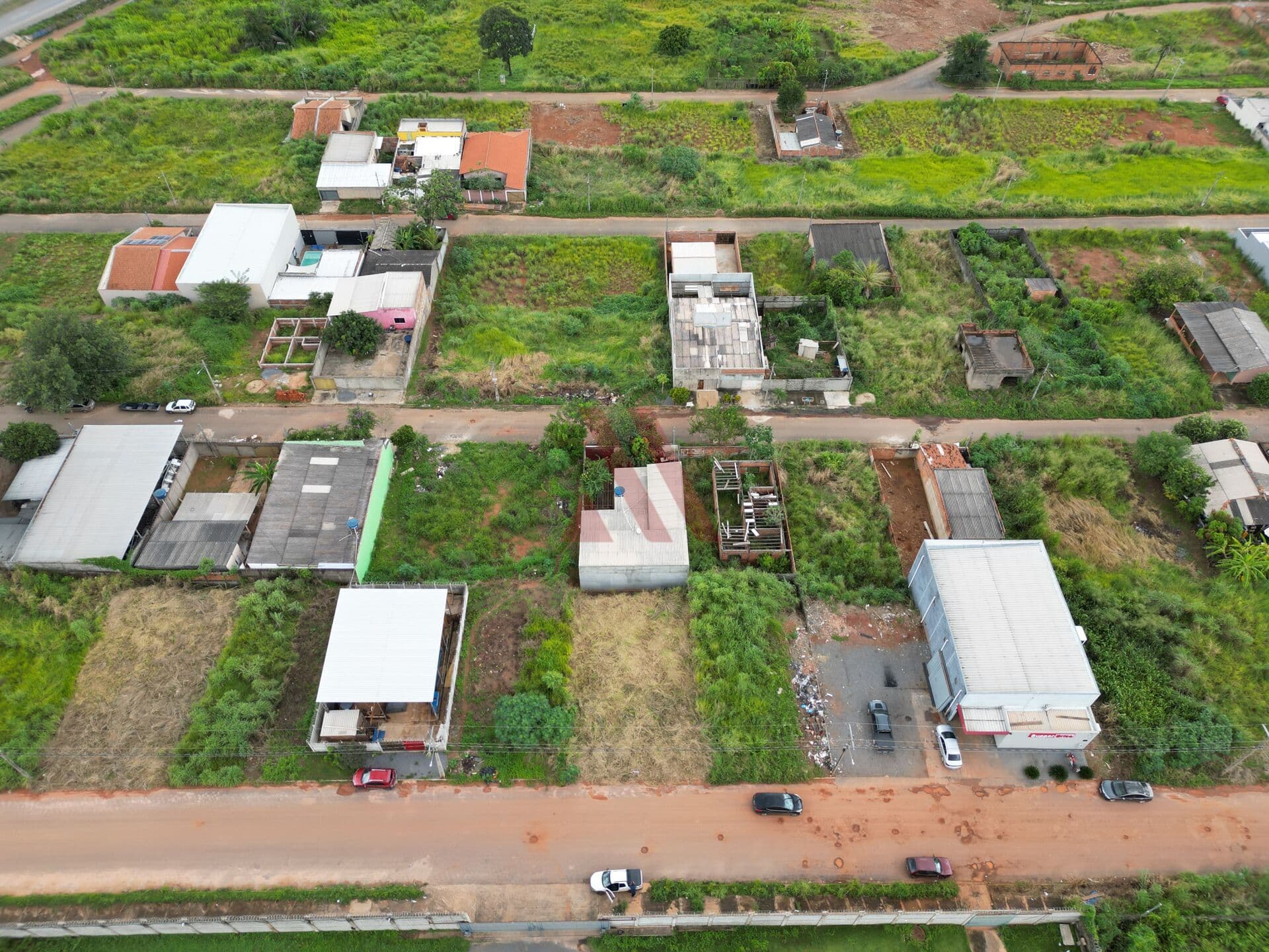 Lote a Venda na Avenida Clarisse Maria Monteiro com 240m² já com poço e muro de arrimo