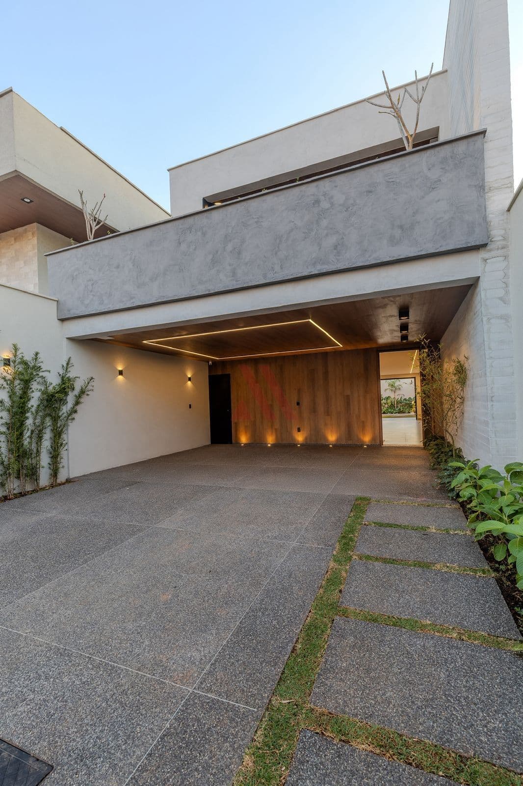 Sobrado a venda com 3 Suítes Completas no Jardim América, automatizado e nunca habitado