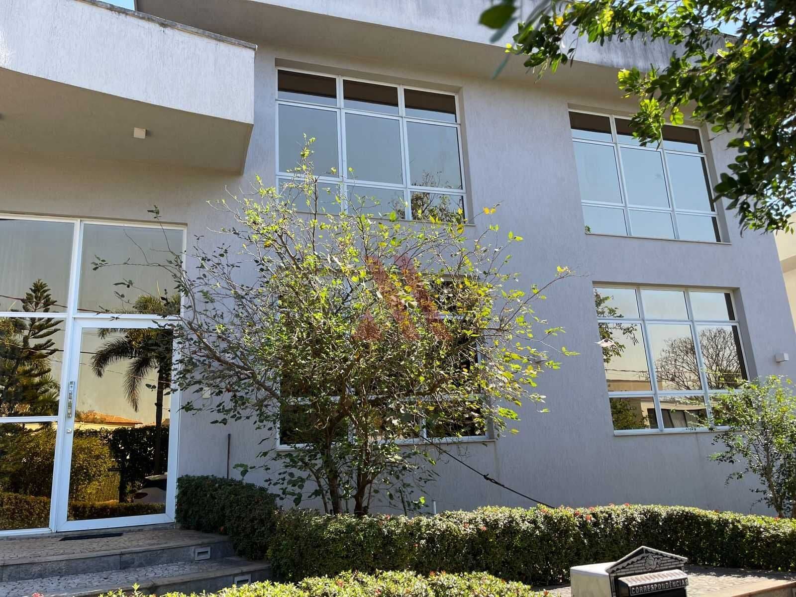 Portal do Sol II Sobrado com 5 suítes todo no granito montado em armários disponível para venda