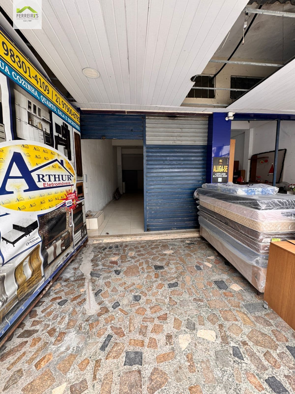 Loja comercial no centro de Santa Cruz da Serra