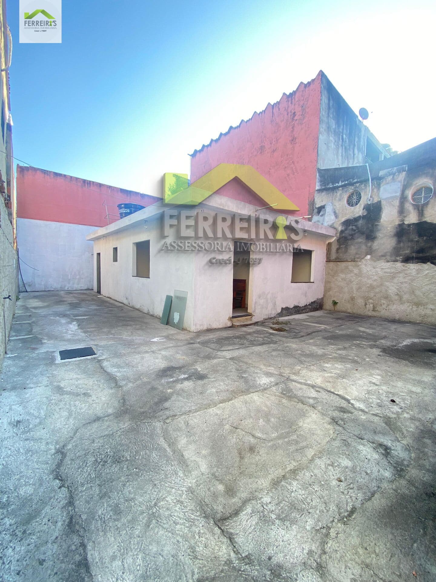 Casa localizada a poucos metros da W.Luiz e Carrefour.