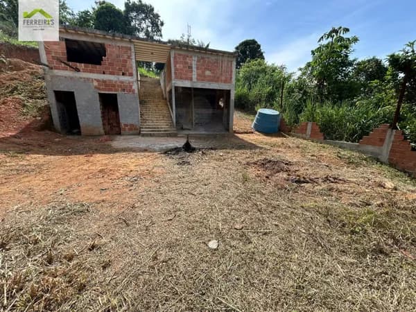 Terreno 750m² mais construção Santa Cruz da Serra.