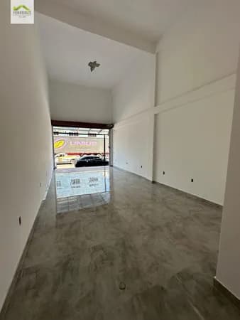 Lojas comerciais novas no centro de Parque paulista