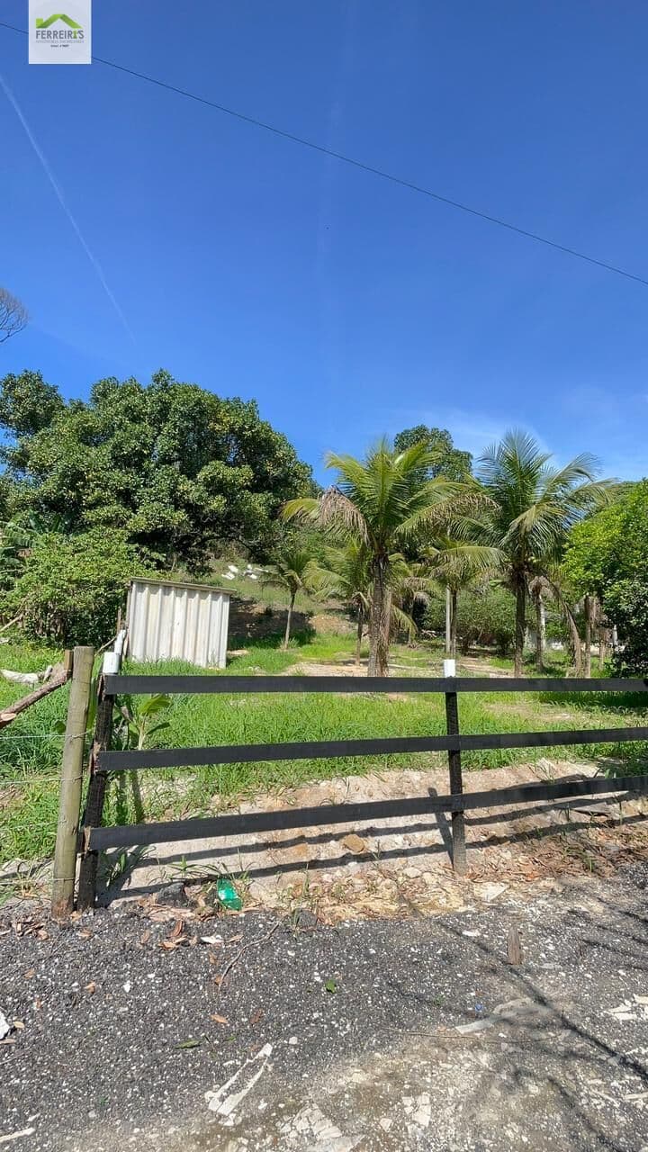Área com 10.000 m² possuindo 2 construções.