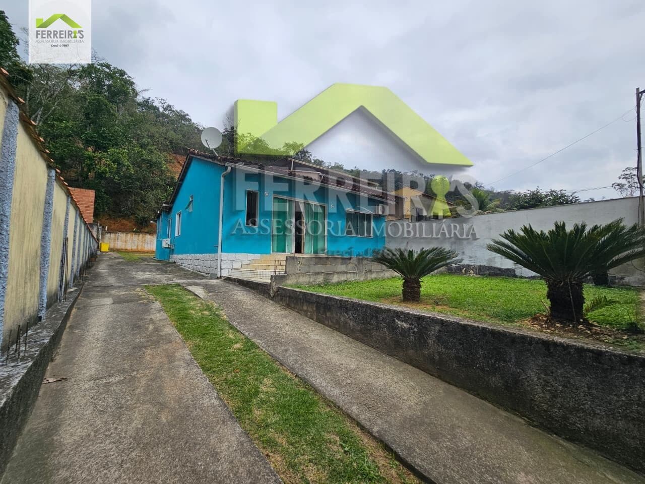 IMPERDÍVEL - Terreno com 2 casas no Parque Equitativa