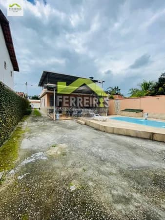 Grande casa com quintal e piscina
