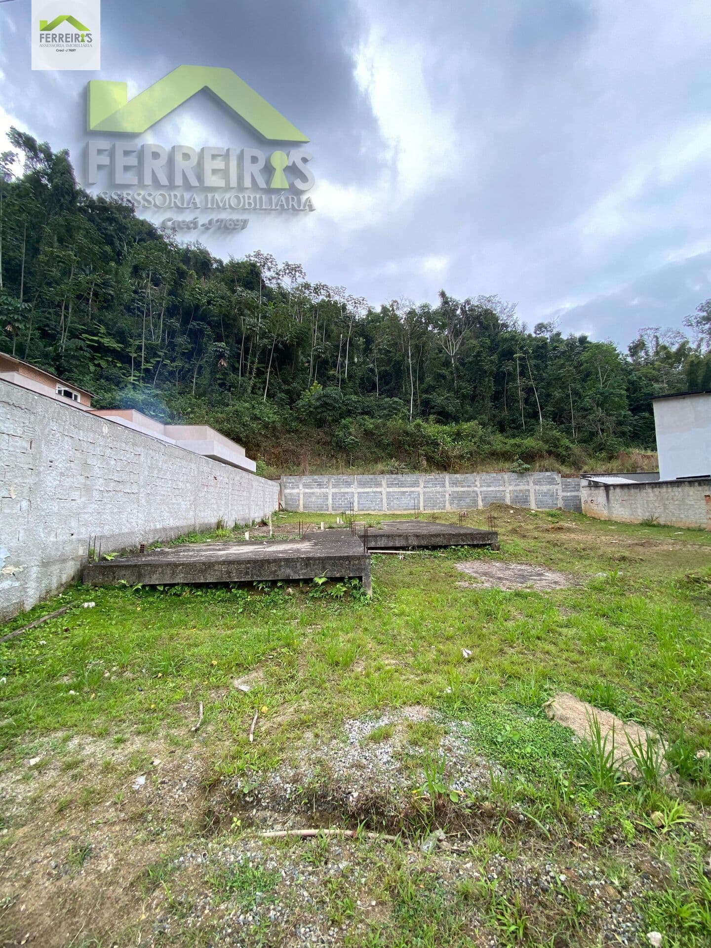 Terreno no Equitativa em condomínio Fechado