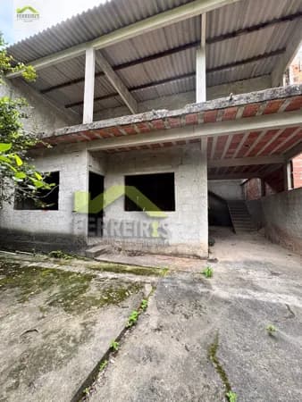 Casa com excelente estrutura e amplo terraço em Xerém!