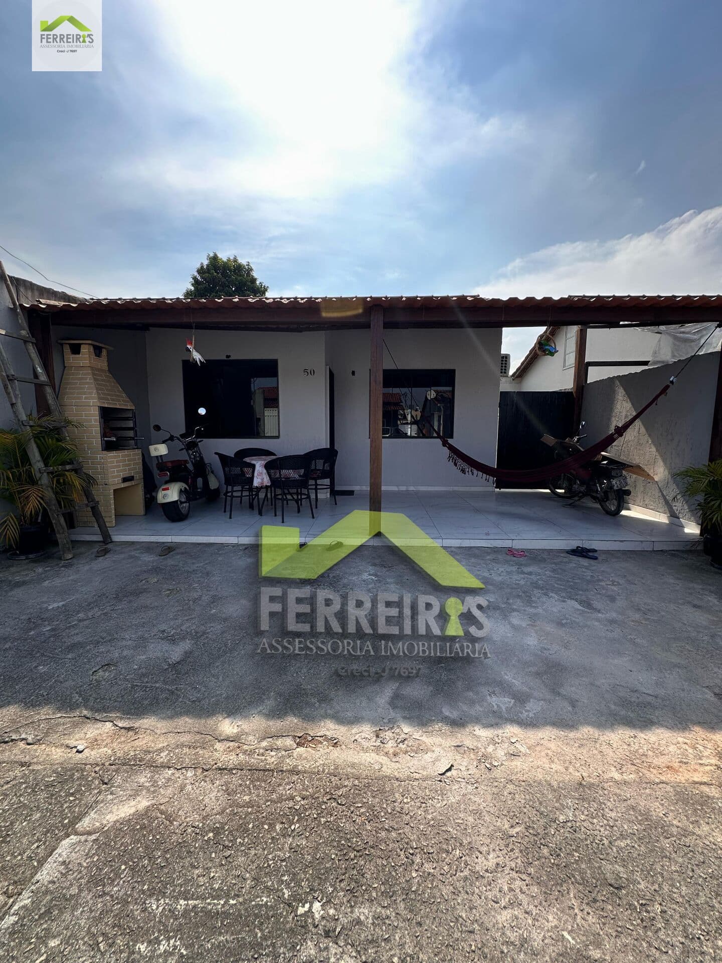 Casa Linear Reformada em Condomínio Fechado