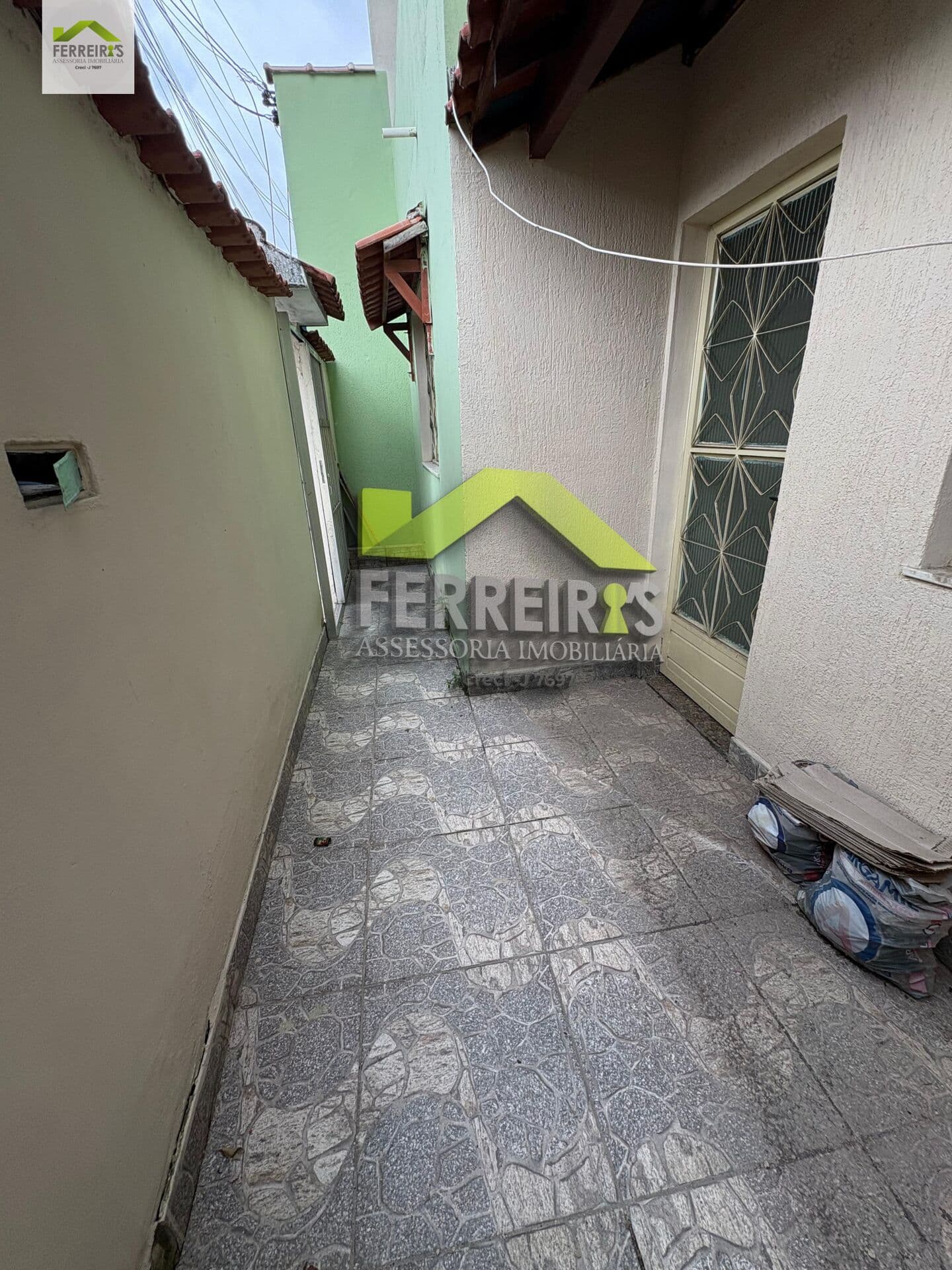 Casa para alugar – Frente de Rua no centro de Santa Cruz da Serra
