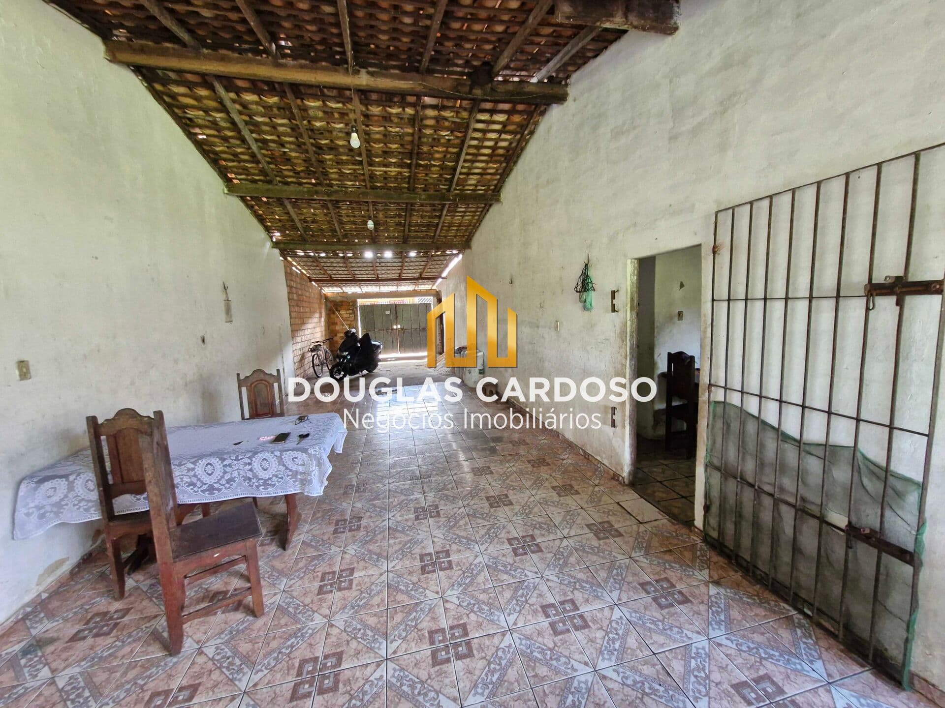 ALUGO CASA TÉRREA COM AMPLO TERRENO