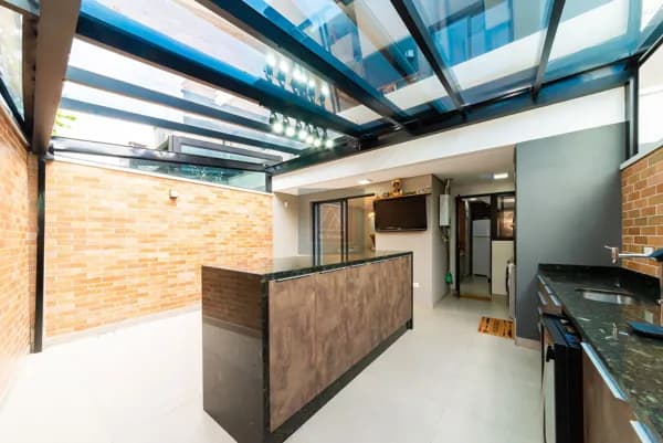 Sobrado em Condomínio no Santa Cândida – 3 Quartos, Suíte. 2 vagas e Área Gourmet Coberta.